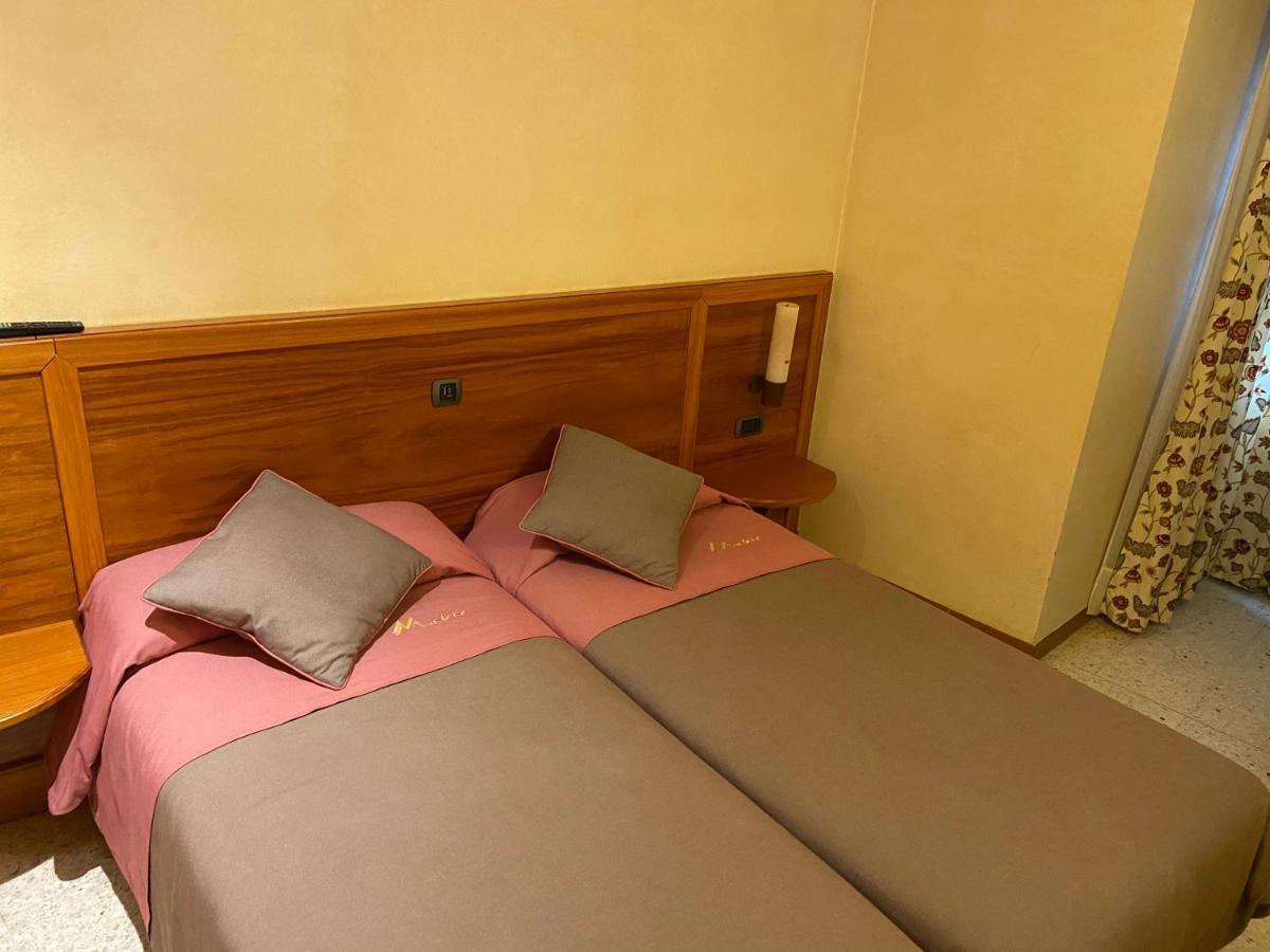 Hostal Montana Alins Экстерьер фото