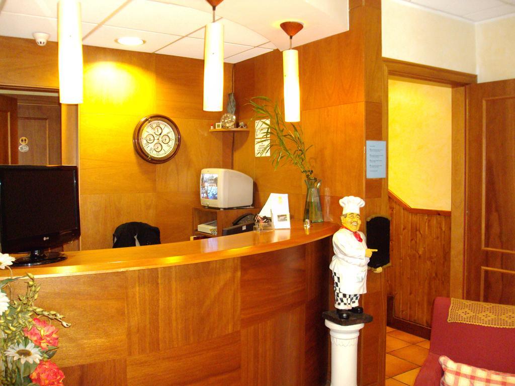 Hostal Montana Alins Экстерьер фото